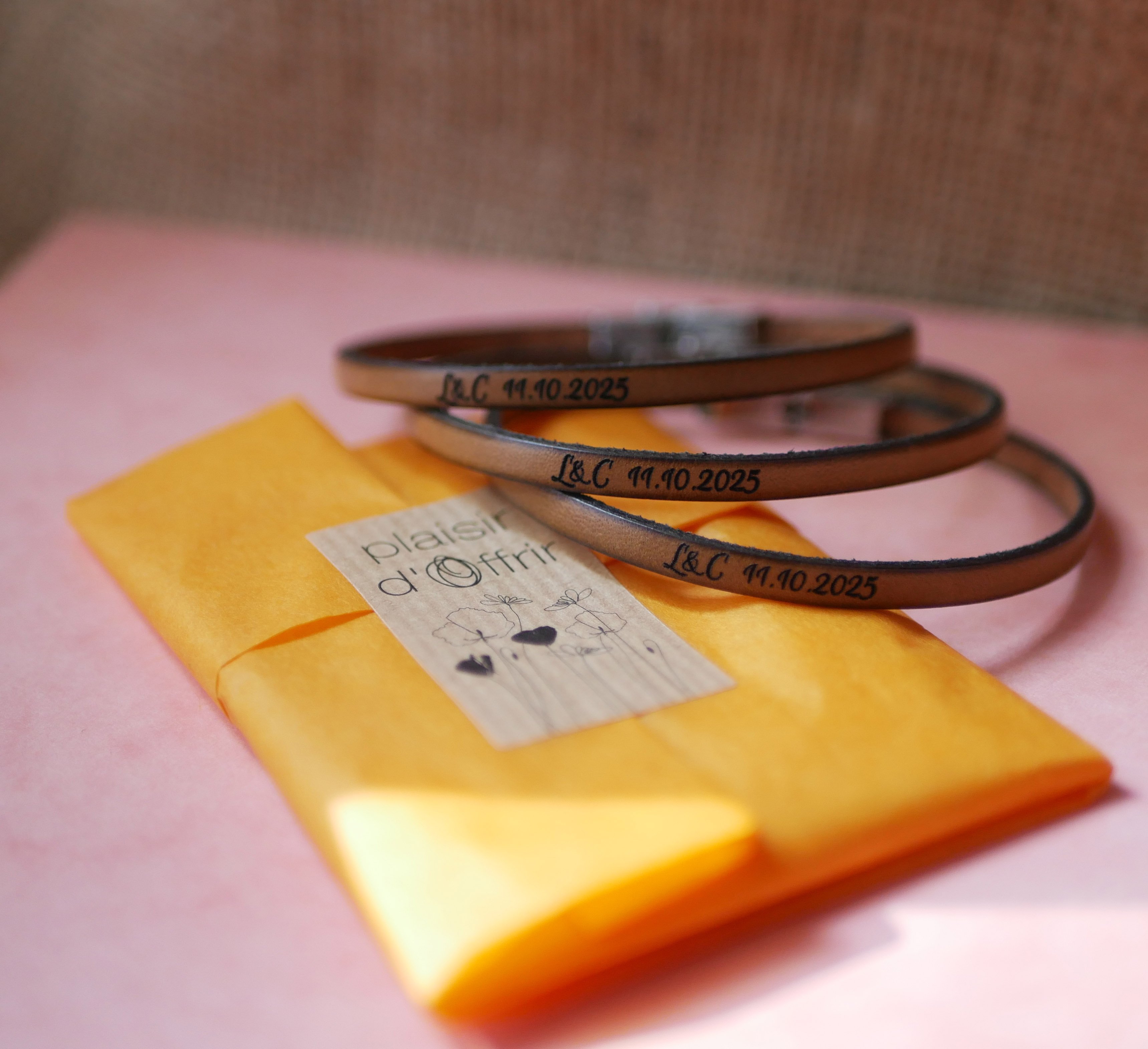 Set 20 Lederarmb&auml;nder sogar Gravur f&uuml;r Save the Date oder Hochzeit Gastgeschenk