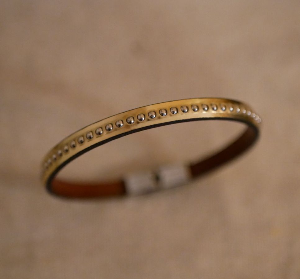 Set aus Lederarmbändern zum Stapeln, anpassbar in Gold- und Metallictönen