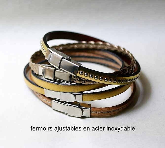 Ensemble de bracelets en cuir empilables, tons dorés et métallisés.
