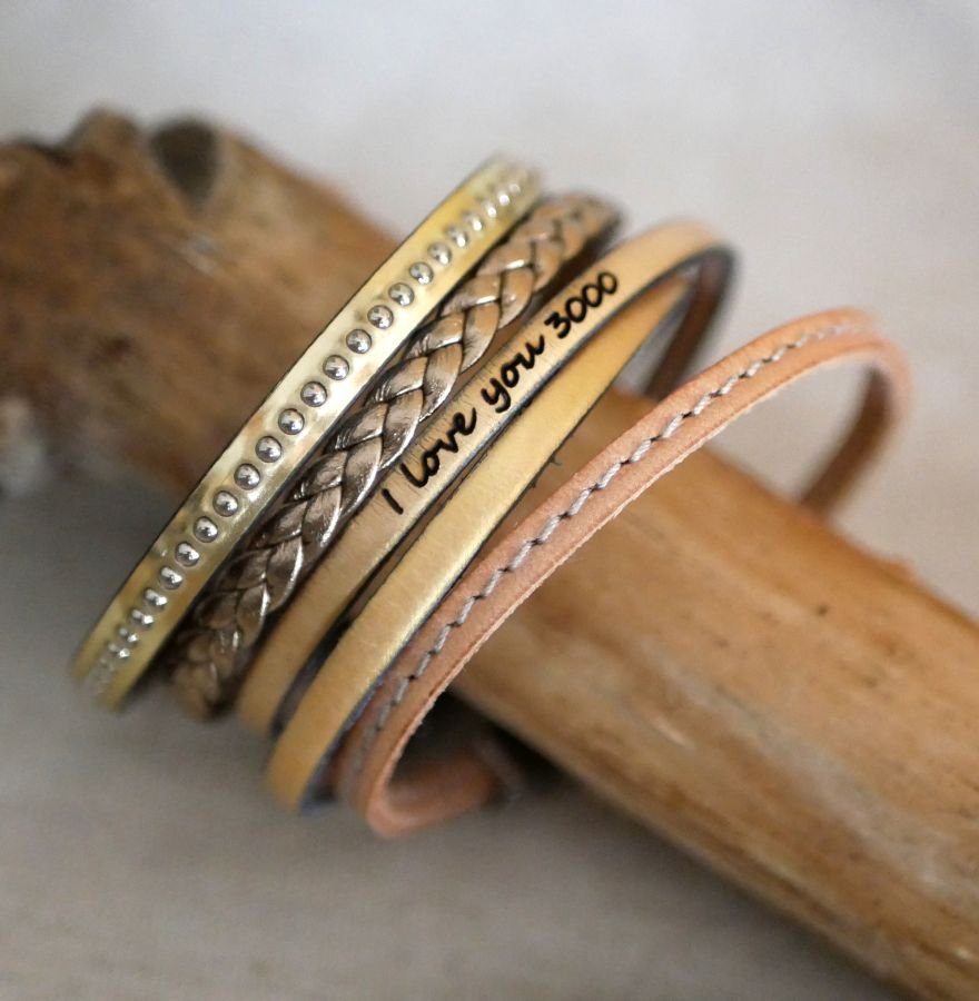 Set aus Lederarmbändern zum Stapeln, anpassbar in Gold- und Metallictönen