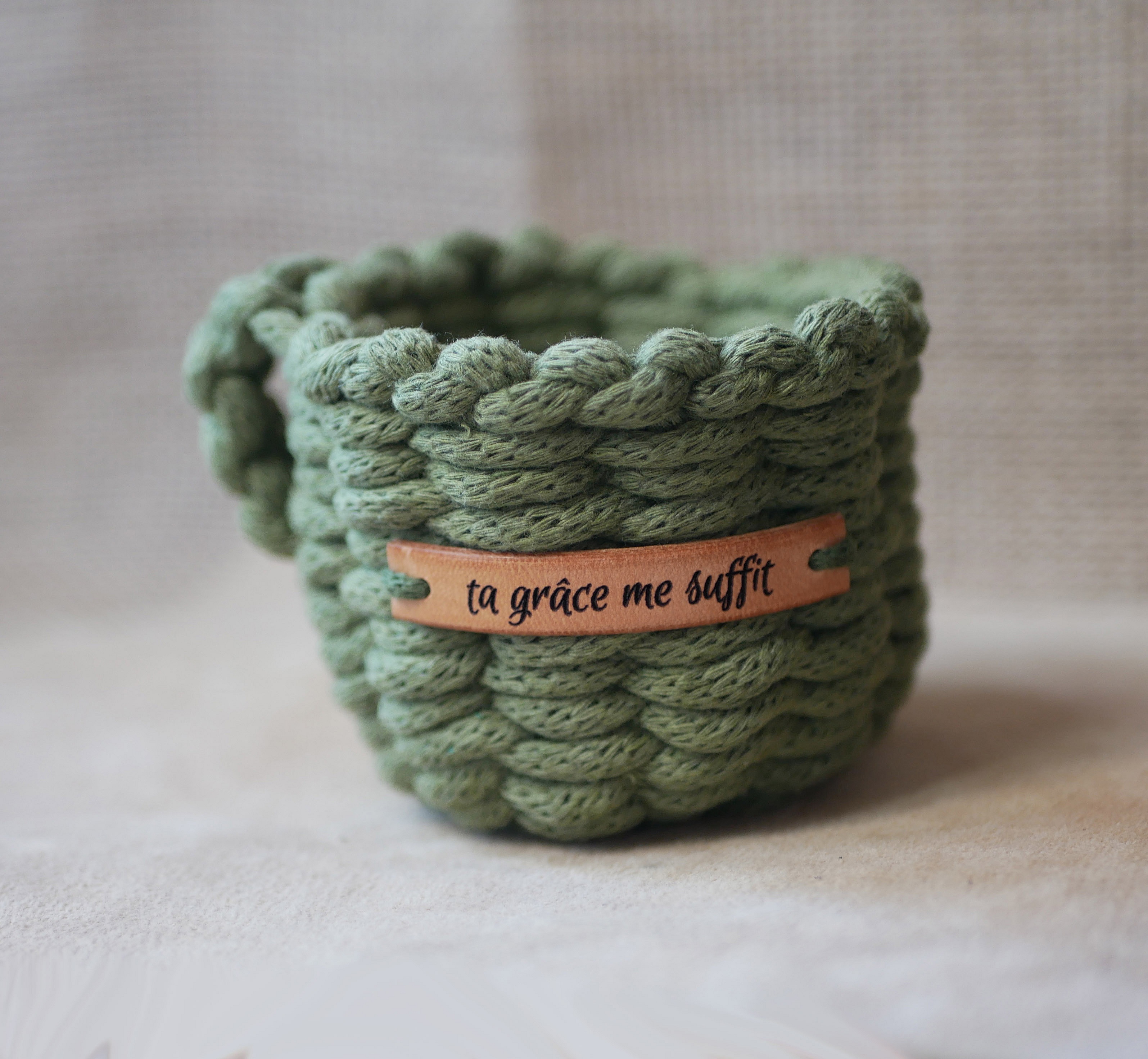 Petit panier en crochet vert personnalisable avec étiquette gravée.