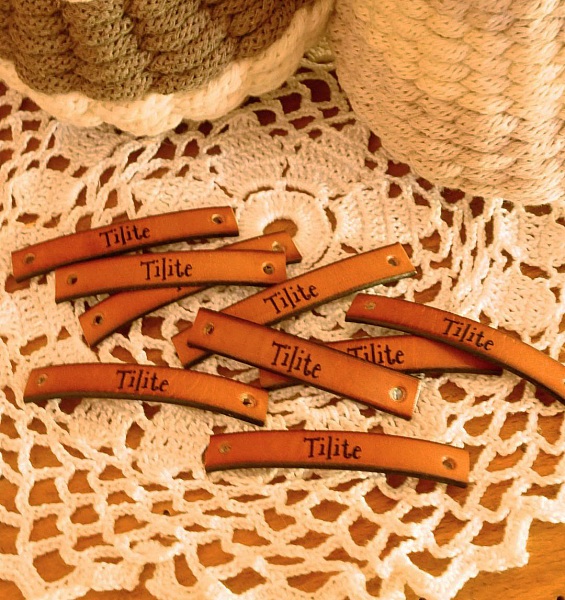 Étiquettes en cuir personnalisées avec gravure pour créations artisanales.