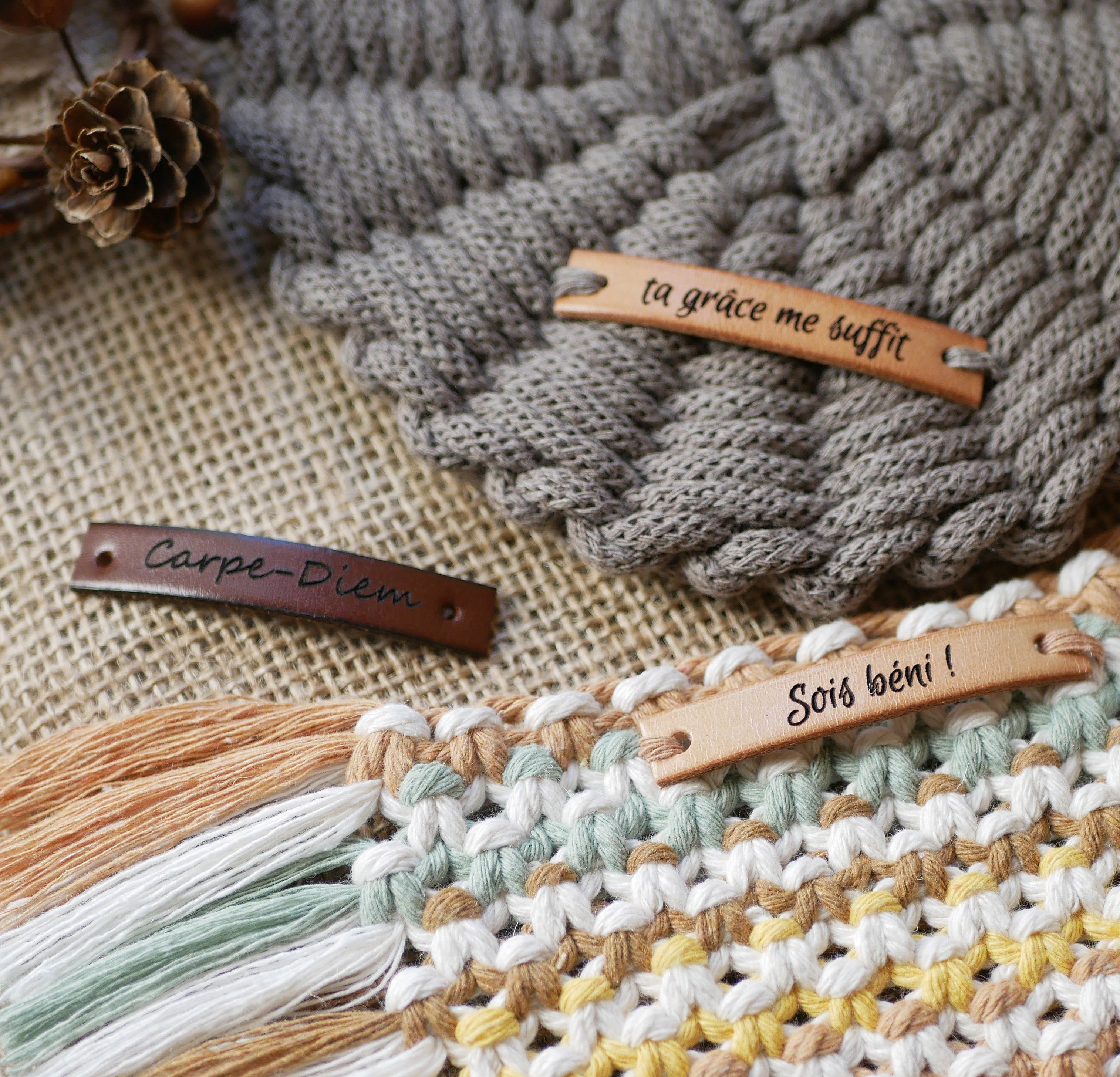 Étiquettes en cuir personnalisées sur créations en macramé.