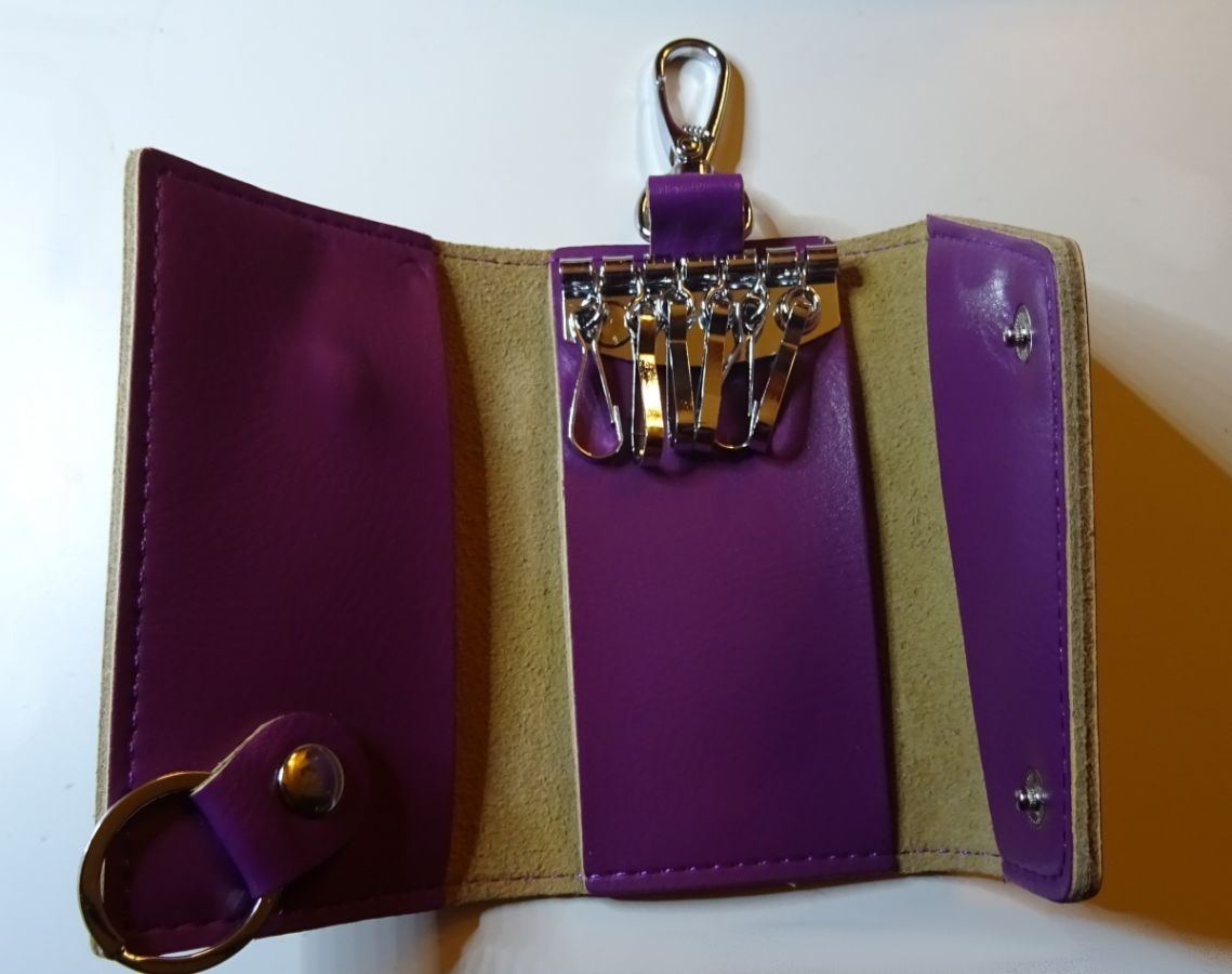 Etui für Schlüssel aus Leder Violett mit Gravur