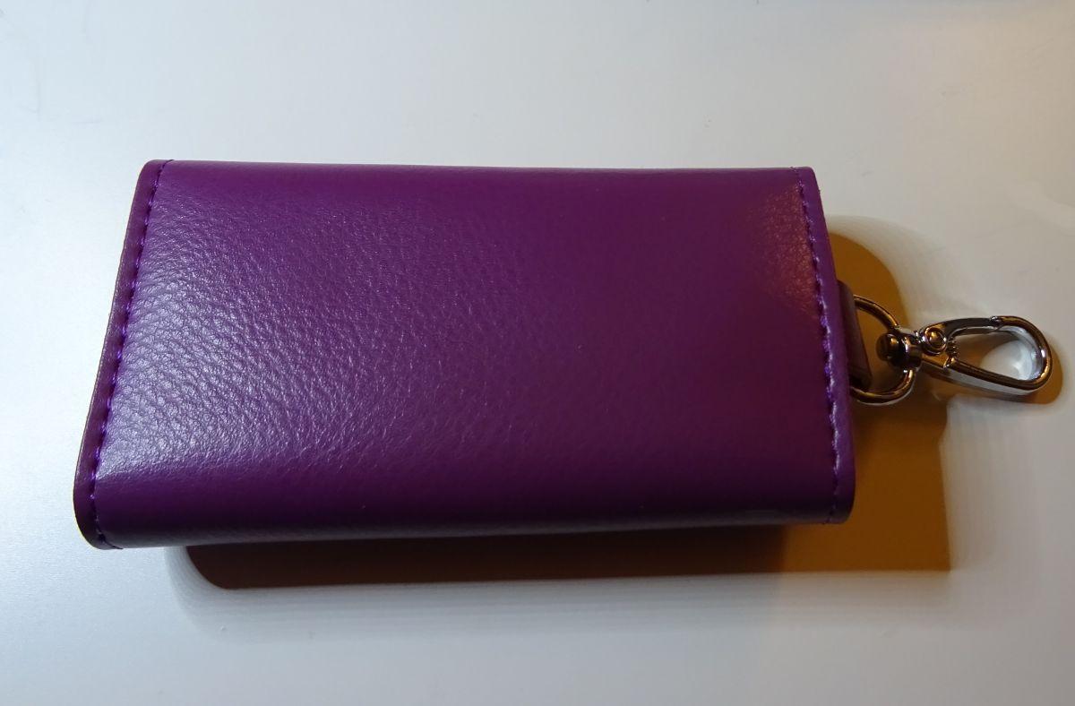 Etui für Schlüssel aus Leder Violett mit Gravur