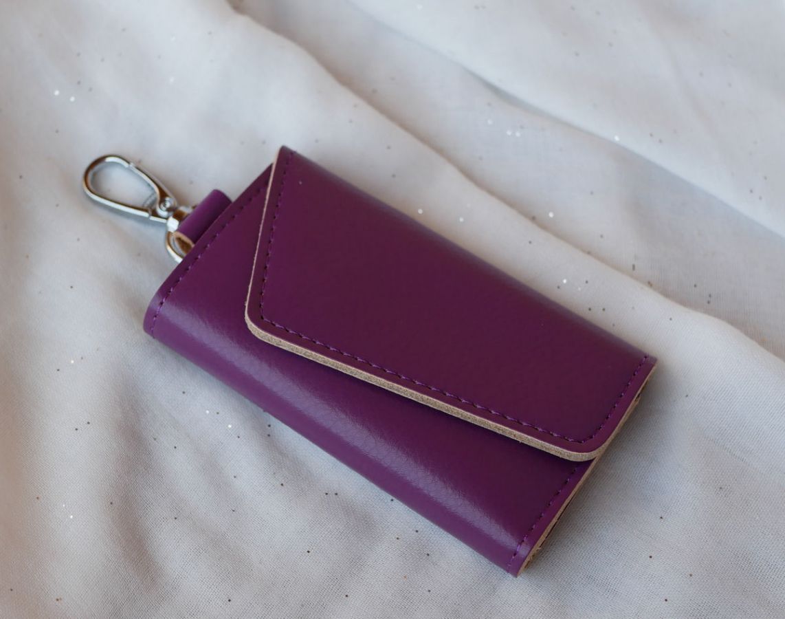 Etui für Schlüssel aus Leder Violett mit Gravur