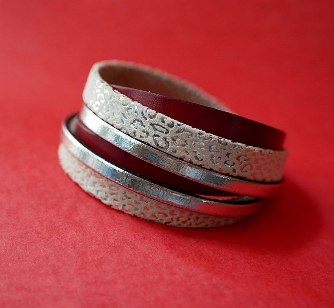 Manschette Armband Double-Turn aus Leder in Wei&szlig;, Silber und Rot personalisiert  