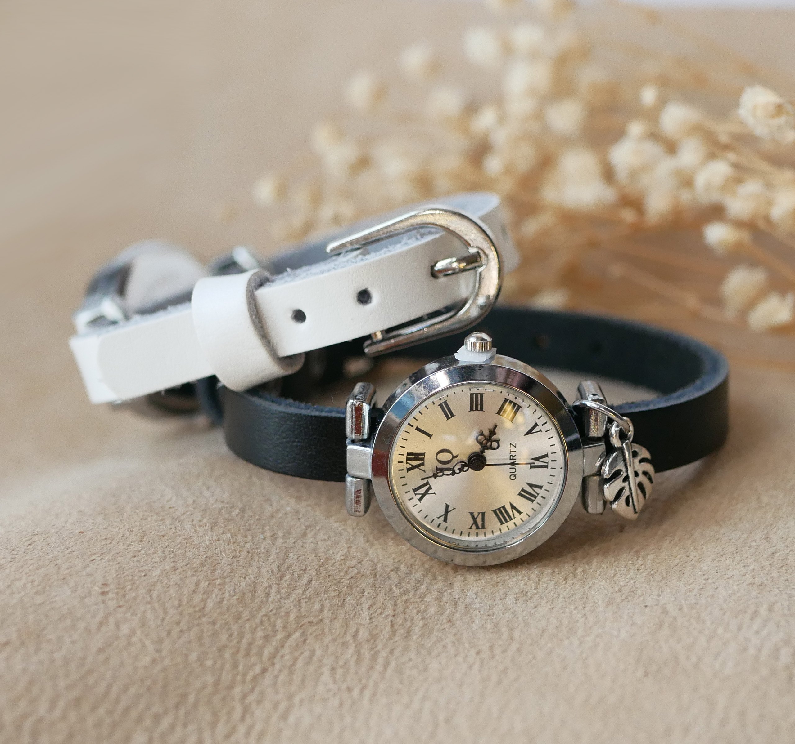 Silberne Uhr mit Lederarmband und silberner Schnalle