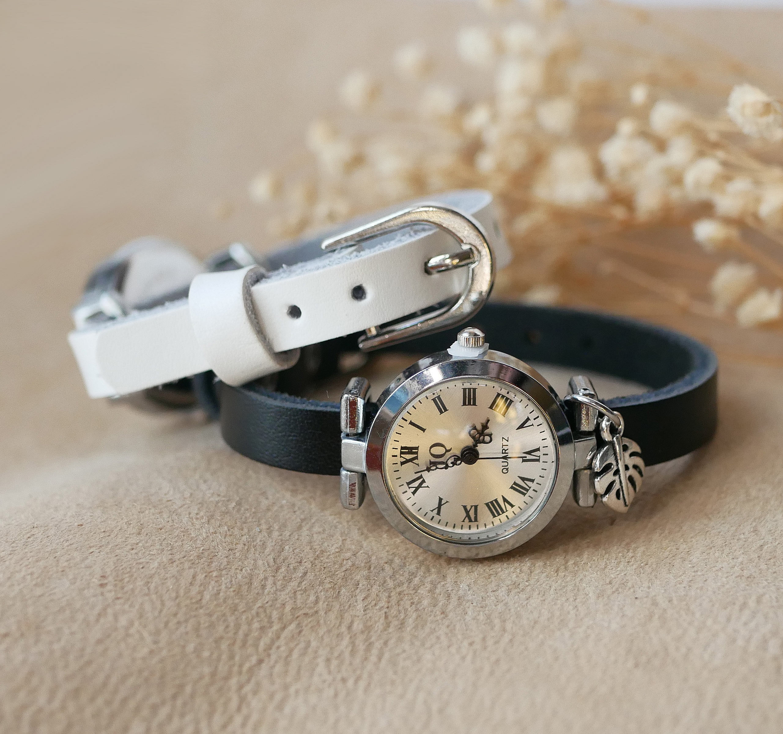 Silberne Uhr mit Lederarmband und silberner Schnalle