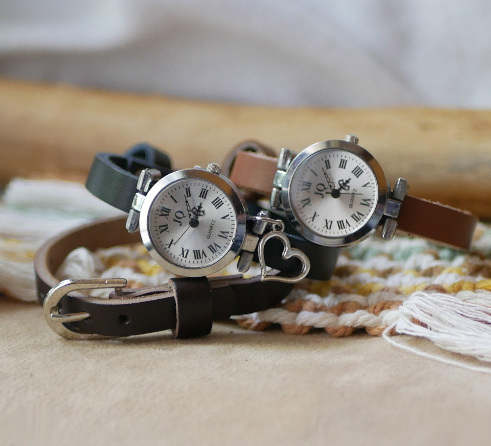 Silberne Uhr mit Lederarmband und silberner Schnalle