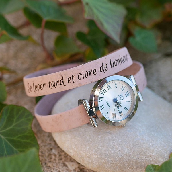 Montre argentée avec bracelet en liège rose à deux tours.