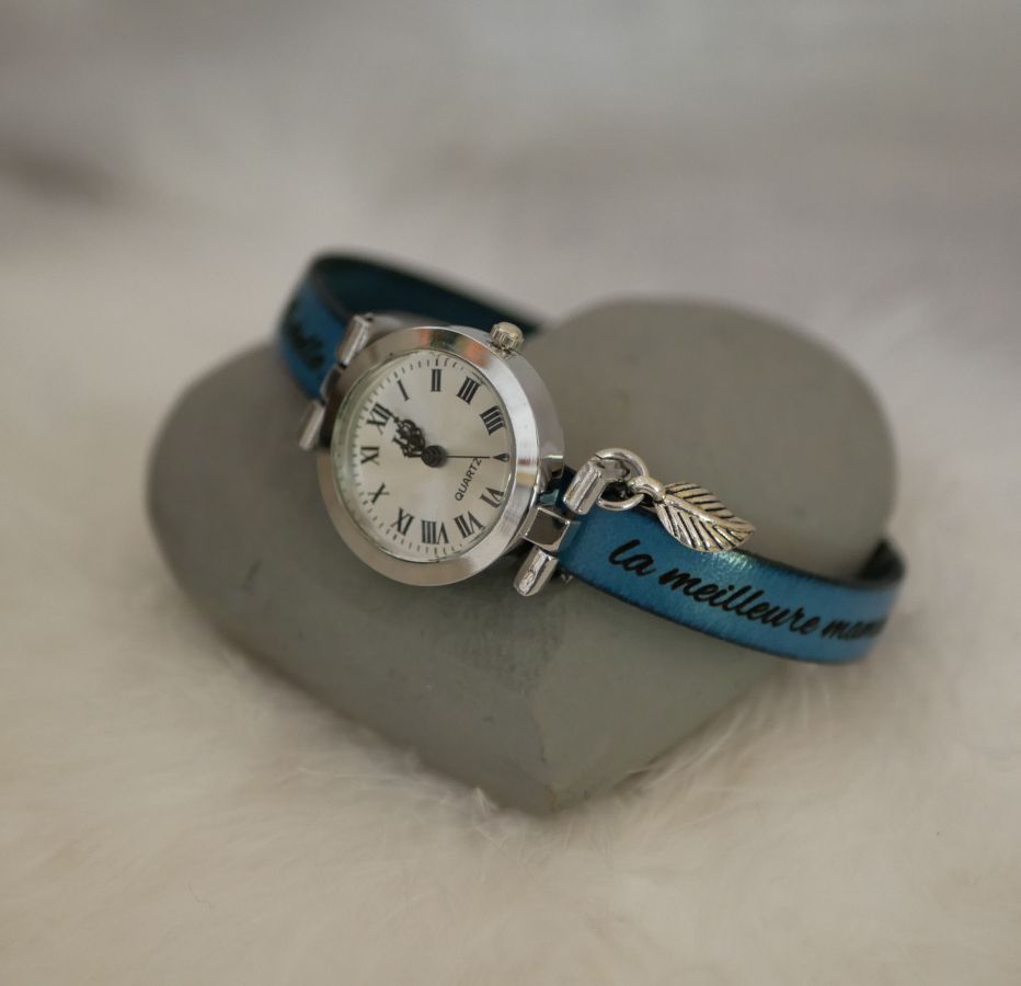 Silberne Uhr mit Charm und Lederarmband mit verstellbarem Verschluss