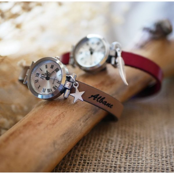 Silberne Uhr mit Charm und Lederarmband mit verstellbarem Verschluss