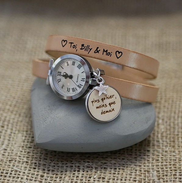 Montre personnalisée avec double bracelet cuir et cabochon gravé.
