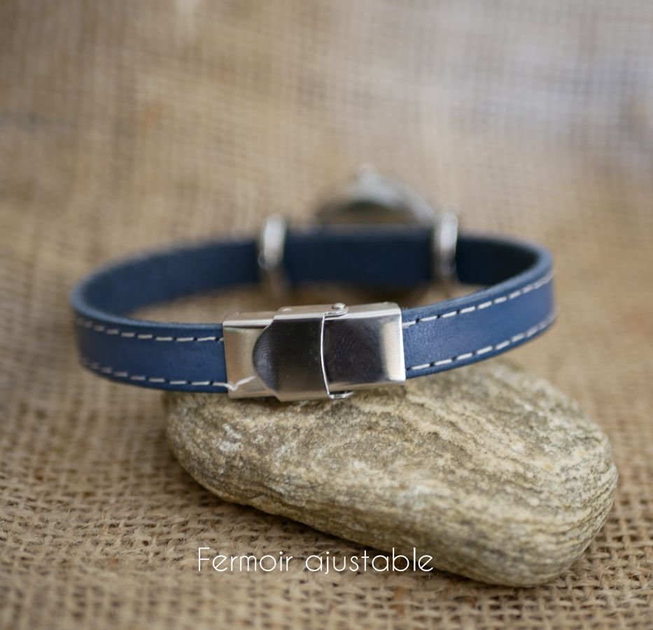 Uhr mit blauem Lederarmband mit weißen Nähten