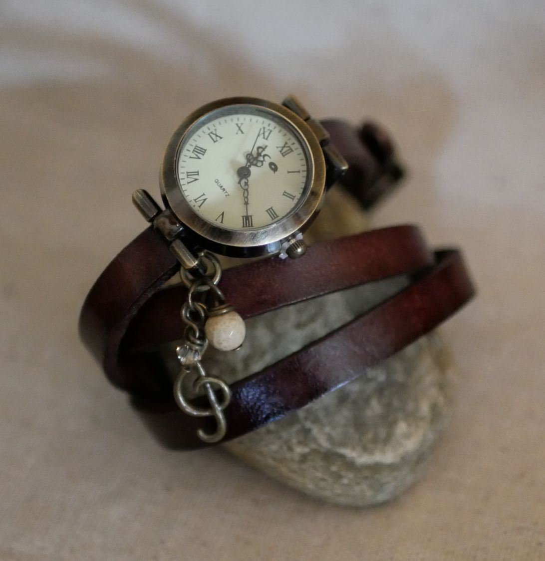 Uhr Lederarmband mit Feder- und Perlenanhänger