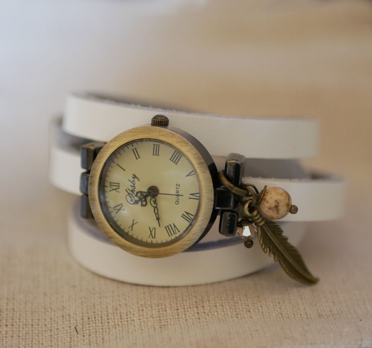 Uhr Lederarmband mit Feder- und Perlenanhänger