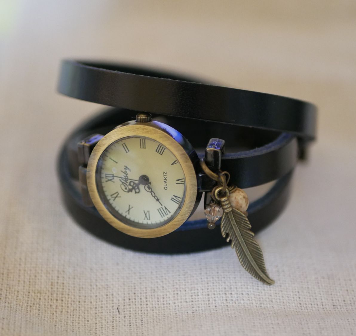 Uhr Lederarmband mit Feder- und Perlenanhänger