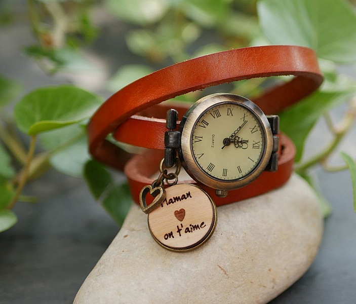 Montre bracelet en cuir avec cabochon en bois gravé.