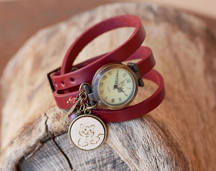 Montre bracelet cuir rouge avec cabochon bois gravé chat.