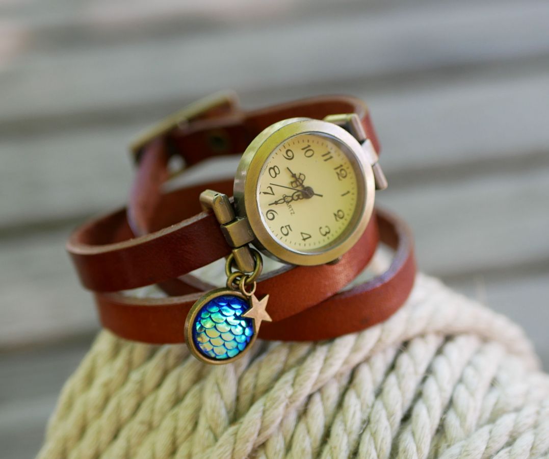 Uhr Lederarmband mit blauem Cabochon-Schuppenmuster