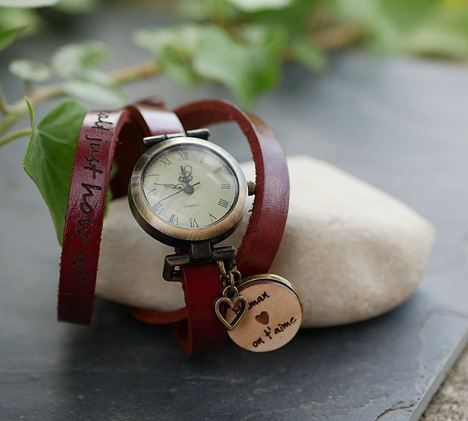 Montre bracelet cuir avec cabochon en bois gravé personnalisé.