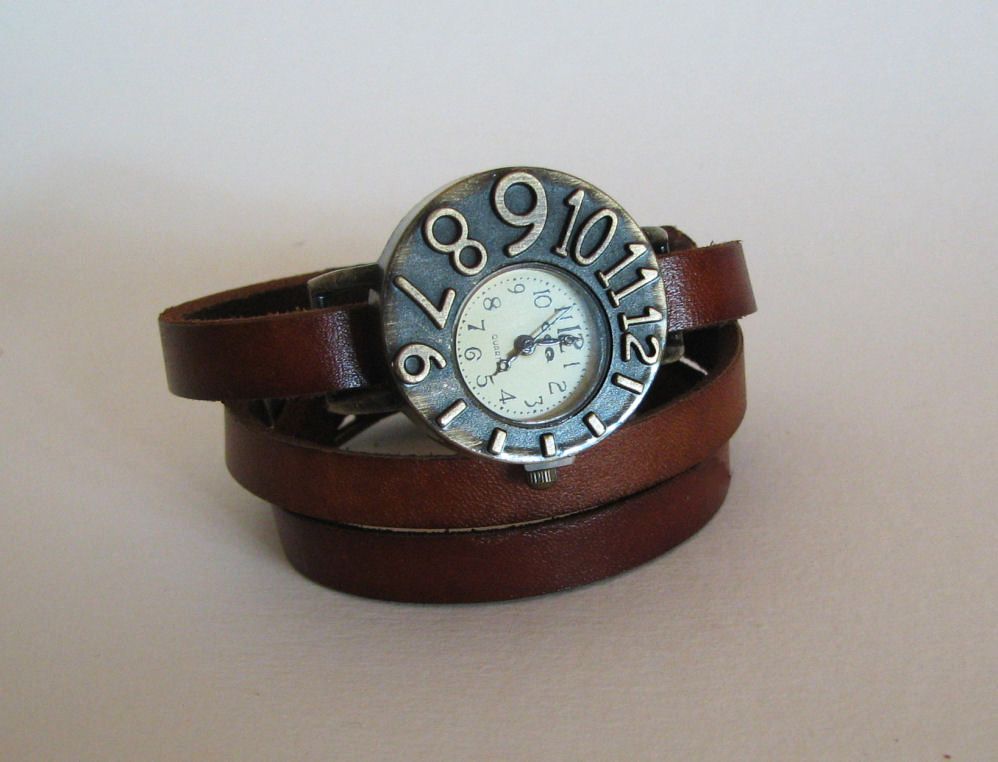 Uhr mit Lederarmband und asymmetrischem Zifferblatt