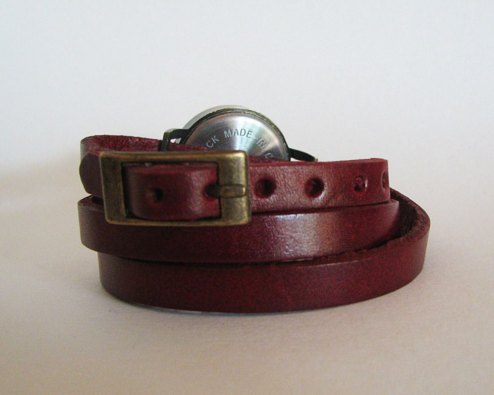 Uhr mit Lederarmband und asymmetrischem Zifferblatt