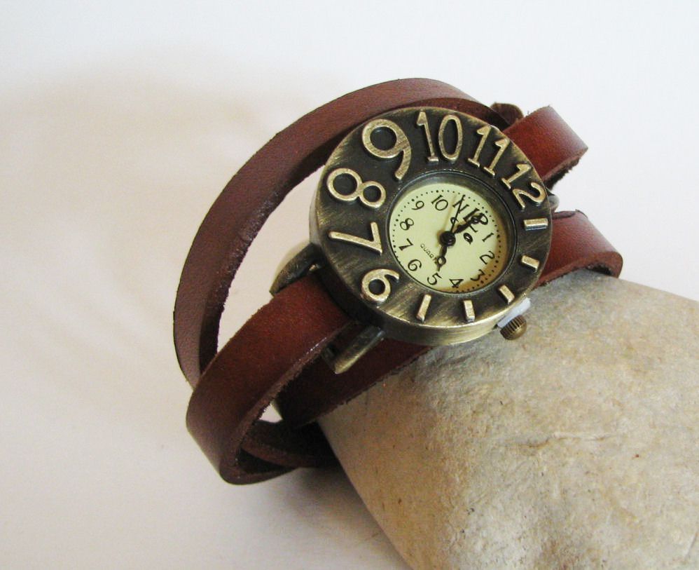 Uhr mit Lederarmband und asymmetrischem Zifferblatt