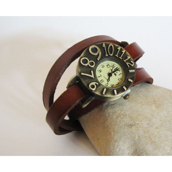 Uhr mit Lederarmband und asymmetrischem Zifferblatt