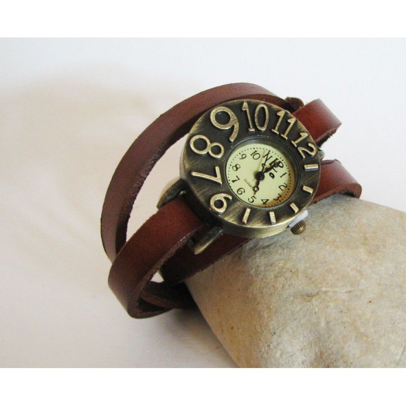 Uhr mit Lederarmband und asymmetrischem Zifferblatt