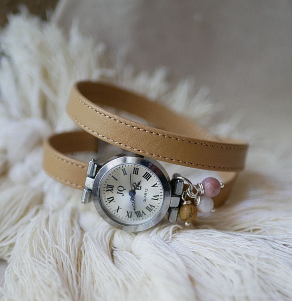 Montre bracelet personnalisable en cuir beige avec perles.