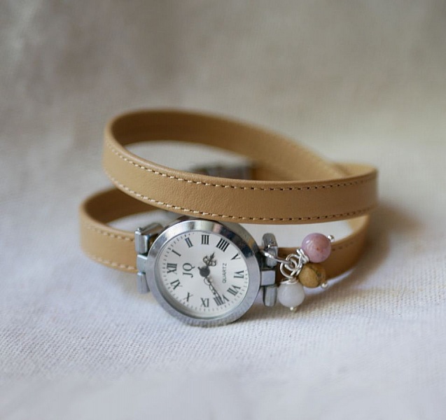 Montre bracelet personnalisable en cuir beige avec breloques perles.