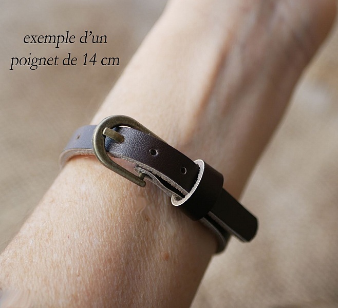 Bracelet en cuir personnalisable avec boucle en métal vieilli.