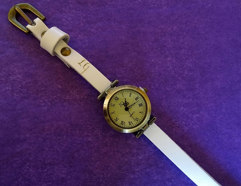 Montre femme personnalisable avec bracelet en cuir blanc.