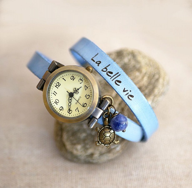 Montre bracelet bleu double tour avec pendentif tortue et perle.