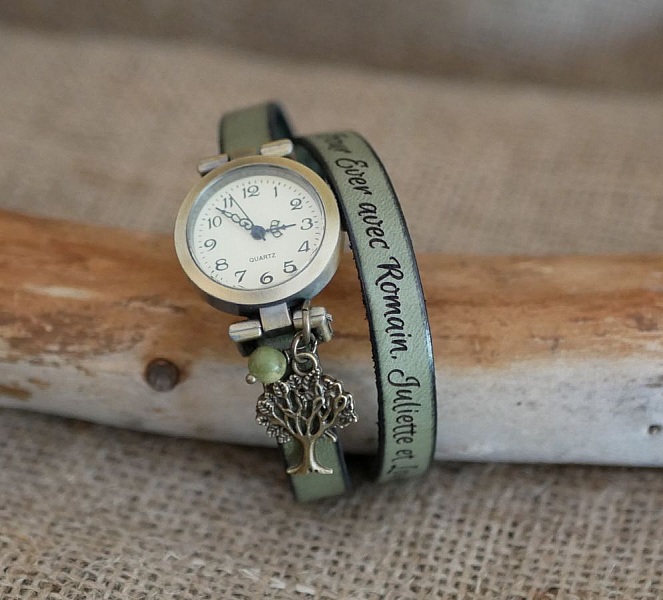 Montre bracelet cuir personnalisée à double tour avec pendentif.