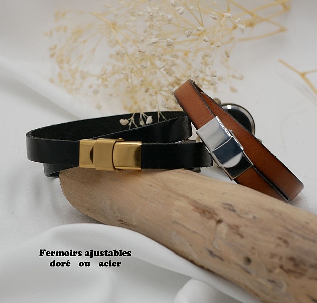 Montres-bracelets en cuir avec fermoirs ajustables doré et acier.