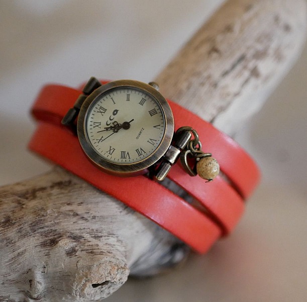Montre bracelet cuir rouge multi-tours avec perle et pendentif.