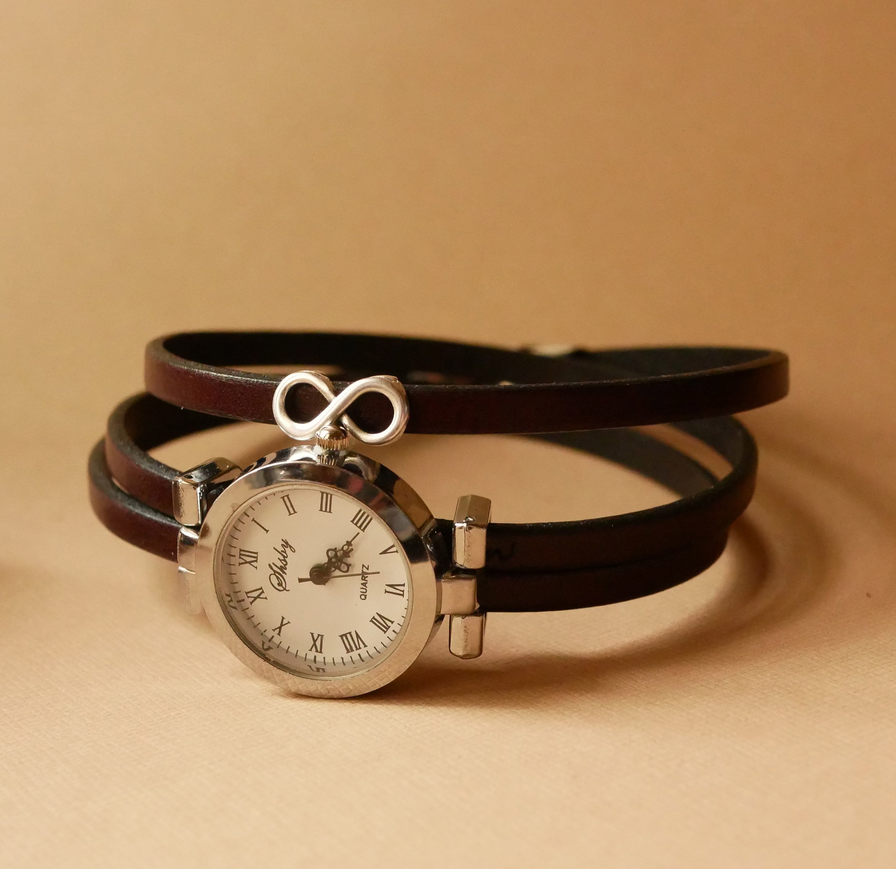 Uhr mit Lederarmband mit 3 Lederschlaufen und silbernem Zifferblatt 