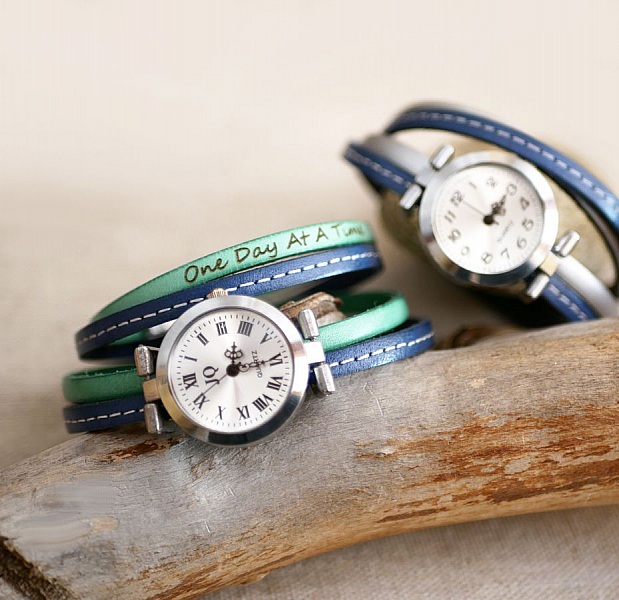 Montre bracelet personnalisable en cuir bleu et vert.