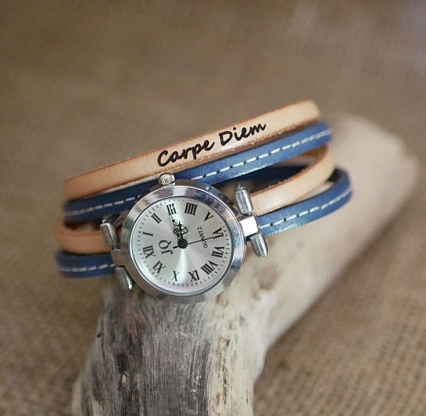 Montre bracelet en cuir personnalisable avec inscription Carpe Diem.