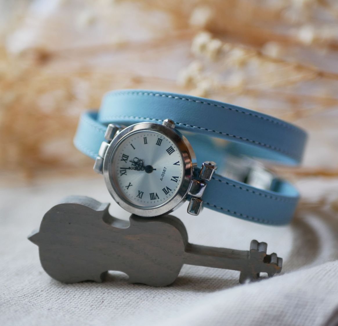 Armbanduhr mit doppelter Drehung aus himmelblauem Couture-Leder