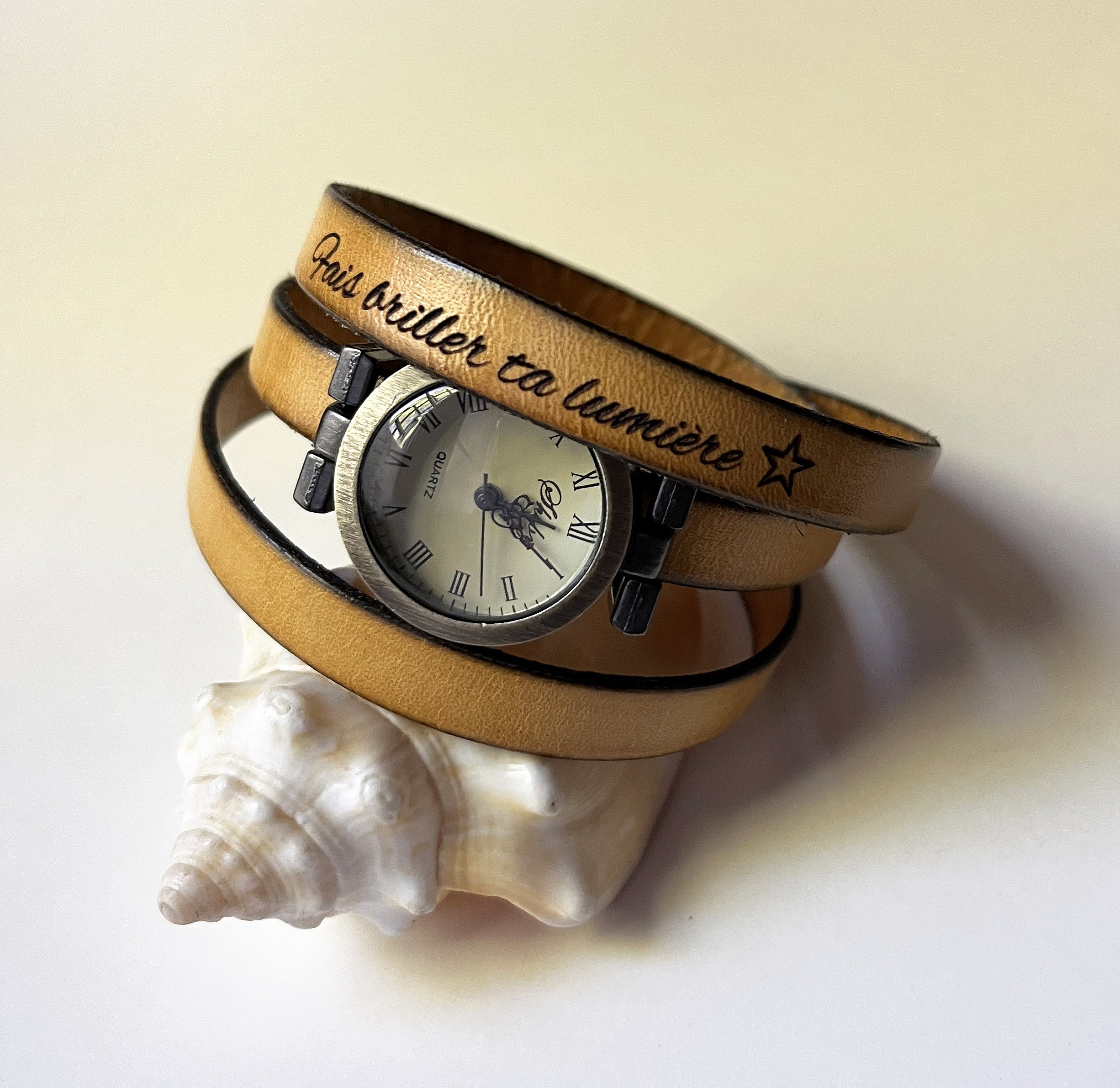 Personalisierbare Triple-Turn-Armbanduhr mit bronzefarbenem Zifferblatt 