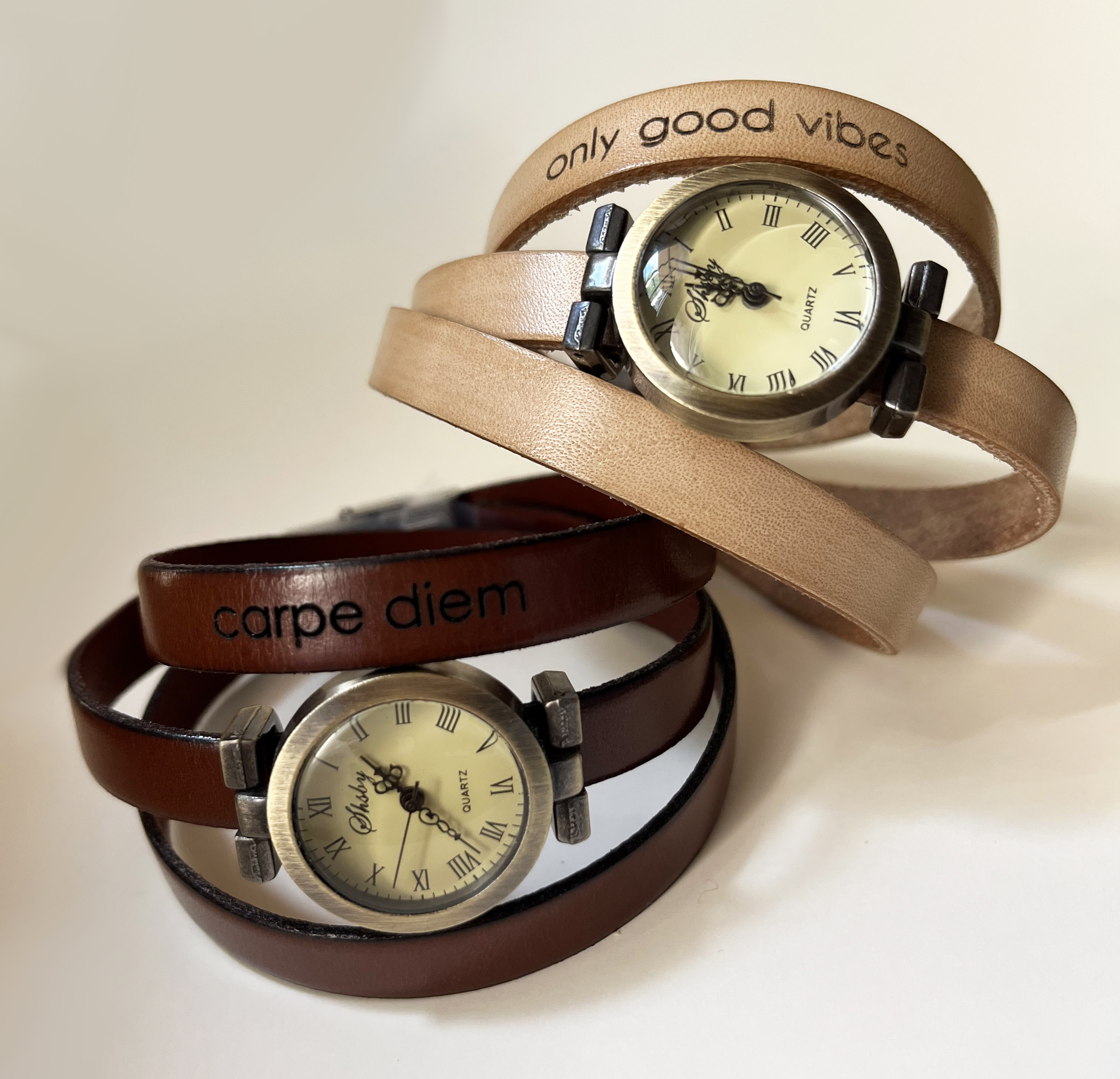 Personalisierbare Triple-Turn-Armbanduhr mit bronzefarbenem Zifferblatt 