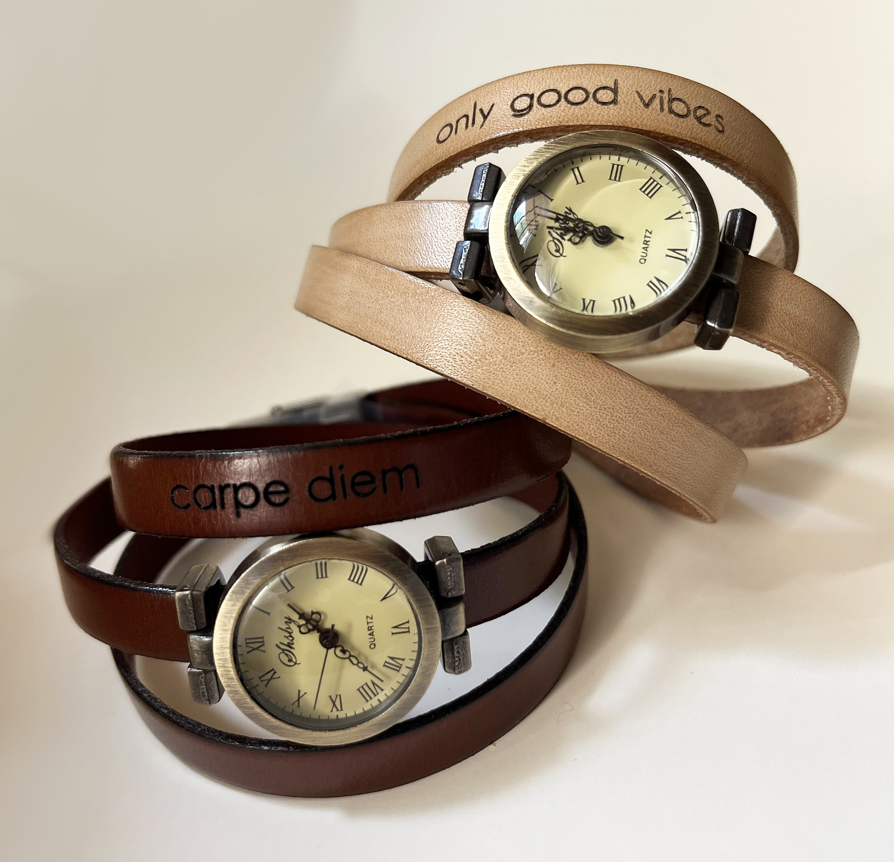 Personalisierbare Triple-Turn-Armbanduhr mit bronzefarbenem Zifferblatt 