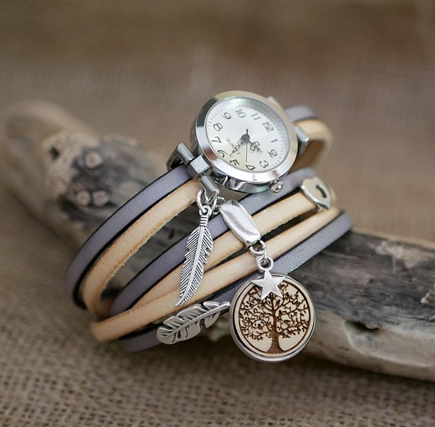 Montre bracelet personnalisable avec breloques arbre de vie et plumes.