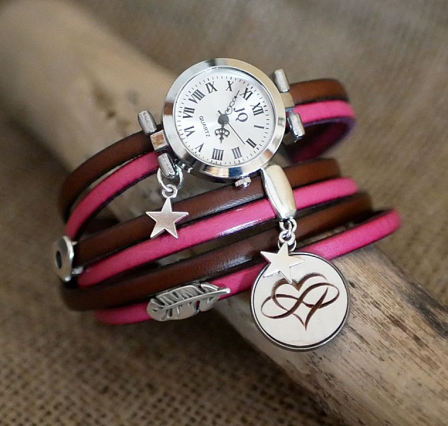 Montre bracelet personnalisable en cuir marron et rose.