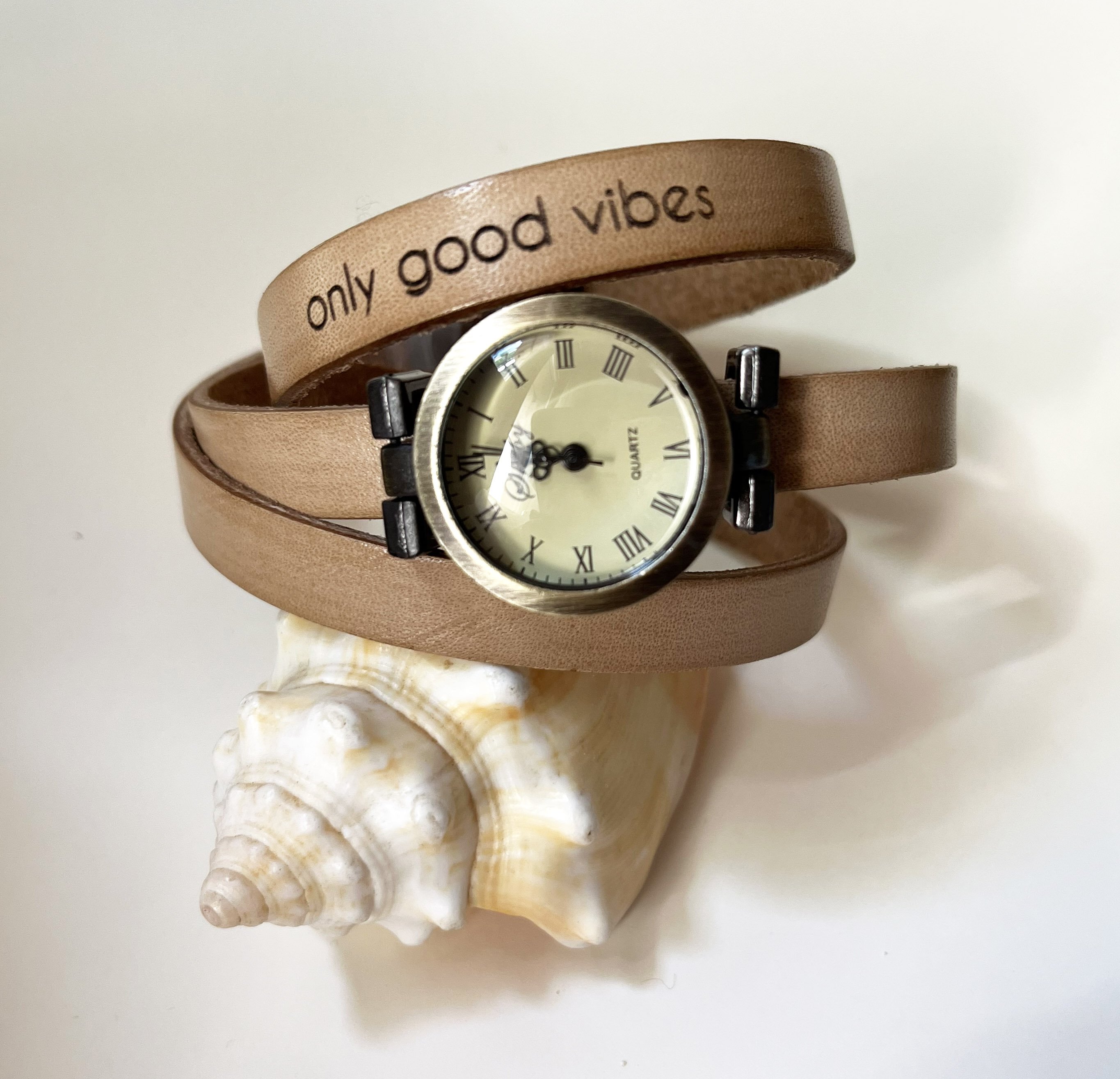 Personalisierbare Triple-Turn-Armbanduhr mit bronzefarbenem Zifferblatt 