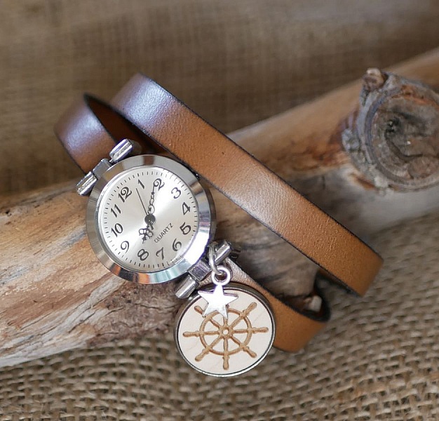 Montre cabochon en bois gravé avec bracelet cuir double tour.